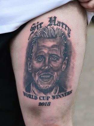 Um grande fã decidiu tatuar o capitão da Inglaterra, Harry Kane, após a vitória da seleção sobre a Suécia na Copa do Mundo 2018. A imagem vinha acompanhada da frase 