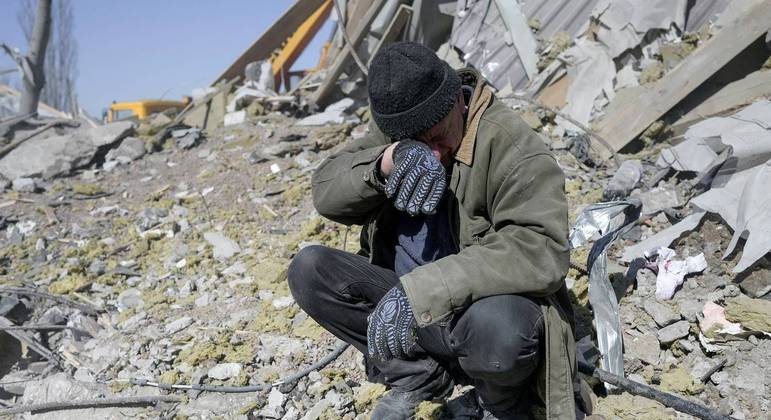 Milhares de imóveis ucranianos foram destruídos por bombardeios russos