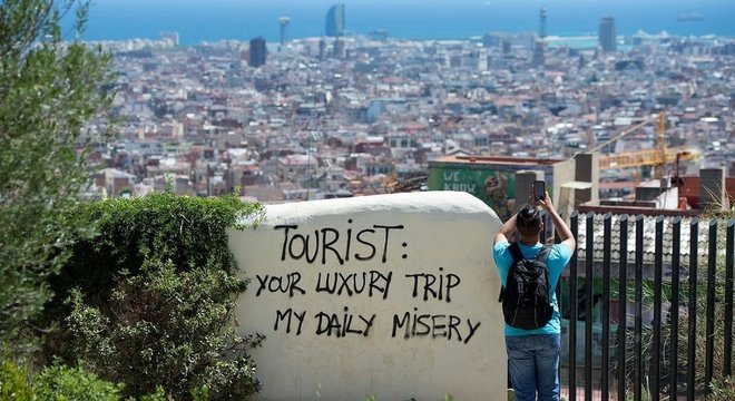  'Sua viagem de luxo, minha desgraça diária': alguns moradores de Barcelona dizem que estão sendo expulsos de sua cidade para dar lugar a turistas