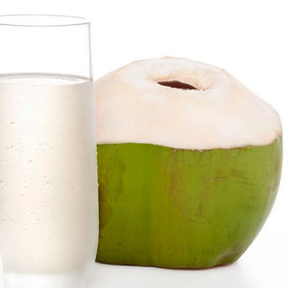 Um jeito criativo e delicioso de se consumir a água de coco é usá-la para substituir o leite em uma vitamina de melão, hortelã e mel batidos com gelo no liquidificador. 