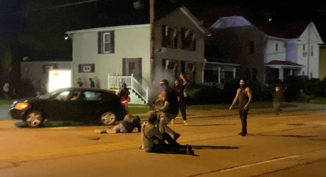 Atirador é preso após matar dois manifestantes em Kenosha - Notícias - R7  Internacional