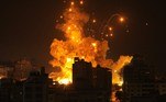Um míssil explode na cidade de Gaza durante um ataque aéreo israelense em 8 de outubro de 2023. Israel, se recuperando do ataque mais mortal em seu território em meio século, declarou formalmente guerra ao Hamas.