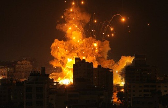 Um míssil explode na cidade de Gaza durante um ataque aéreo israelense em 8 de outubro de 2023. Israel, se recuperando do ataque mais mortal em seu território em meio século, declarou formalmente guerra ao Hamas.
