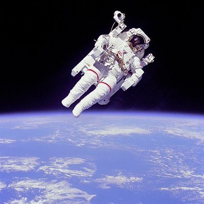 Um momento histórico do Challenger foi em 7/2/1984, quando Bruce McCandless II (foto) e Robert L. Stewart tornaram-se os primeiros tripulantes de um ônibus espacial a caminharem no espaço, sem estarem amarrados à nave.