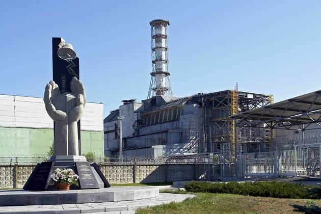 Um monumento foi criado, com mãos erguidas, em homenagem às vítimas da tragédia nuclear. 