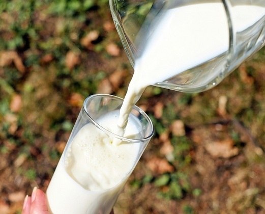 Um outro motivo para o leite gerar mais hidratação é a presença do sódio, que atua como uma esponja. Seu efeito é sustentar a água no corpo, gerando assim uma menor quantidade de urina.