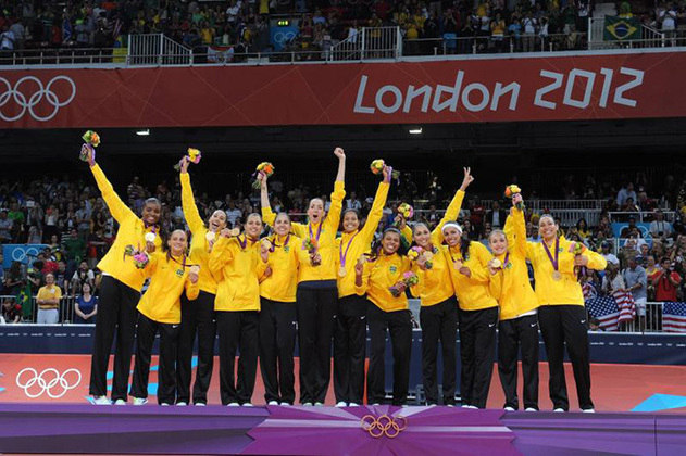 Um rápido adendo: o vôlei é esporte olímpico desde 1964. O primeiro grande resultado do Brasil foi o quarto lugar, em Barcelona-1992. Depois, bronzes em Atlanta-1996 e Sidney-2000. Recentemente, o Brasil ganhou ouros em Pequim-2008 e Londres-2012 (foto), além da prata em Tóquio-2020.