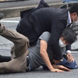 Um suspeito foi detido logo após os disparos contra Shinzo Abe