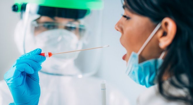 A amostra de saliva deve ser enviada para um laboratório, mas o resultado pode sair muito mais rápido