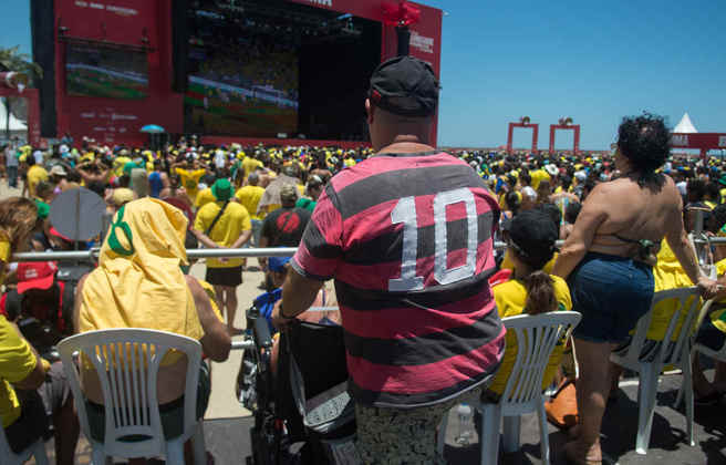 Um torcedor do Flamengo acompanha o jogo no telão montado para a festa. 