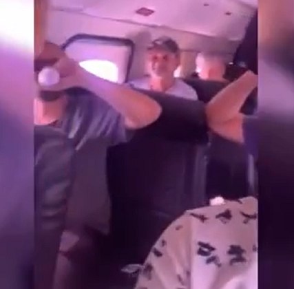 Um vídeo que mostra os passageiros do avião que caiu no Amazonas pouco antes do acidente está circulando nas redes sociais.