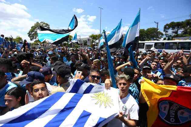Uma bandeira do Uruguai foi levada ao aeroporto.