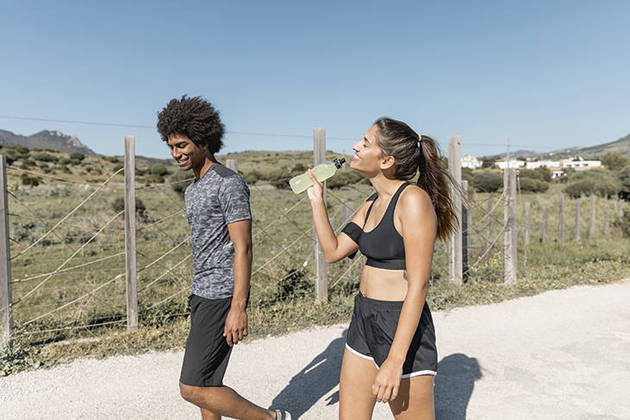 Uma caminhada já ajuda a manter o organismo ativo e a perder calorias. Leve uma garrafa de água e, se houver oportunidade, convide alguém para ter companhia. 