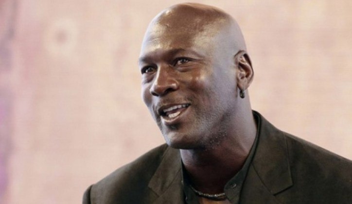 Uma camisa autografada por Michael Jordan foi arrematada pelo valor de U$S 216 mil (R$ 1,1 milhão). Ela foi utilizada pelo jogador durante a Olimpíada de Barcelona, em 1992, no chamado “Dream Team” de basquete.