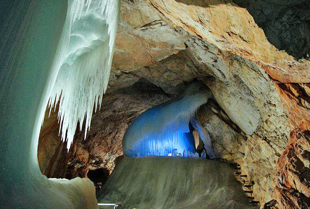 Uma coisa amplamente reconhecida é que a Eisriesenwelt, na Áustria, é a maior caverna de gelo do mundo. Ela tem 42 km de extensão e fica no alto da Montanha da Áustria, a cerca de 40 km da cidade de Salzburgo. 