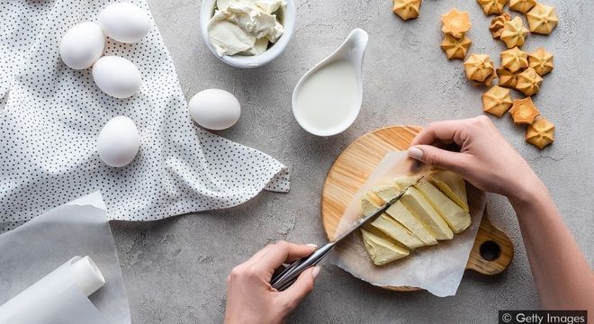 Uma colher de sopa de manteiga tem 7g de gordura saturada – mas se for substituída por açúcar ou farinha, o efeito na saúde pode ser ainda pior