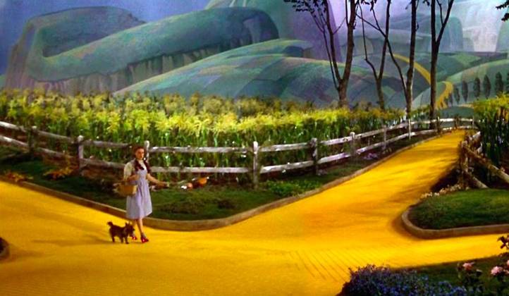 Uma curiosidade é que o filme foi um fracasso de bilheteria na época, tendo custado 2,7 milhões de dólares e faturado “apenas” 3 milhões. Os bastidores do longa foram conturbados e “O Mágico de Oz” teve ao todo 14 roteiristas e cinco diretores.