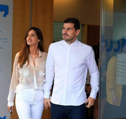 Uma curiosidade é que também na Copa do Mundo de 2010, outro casal virou sensação: o goleiro Iker Casillas, e a jornaista Sara Carbonero. Ao fim do jogo do título, ela o entrevistou e foi surpreendida com um beijo do então namorado. Eles também se separaram recentemente: dezembro de 2021.