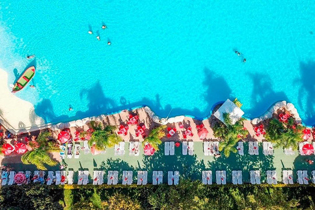 Uma curiosidade: o local também abrigou a Farofa da Gkay de 2022, de 5 a  7 de dezembro. As diárias mais baratas custam cerca de R$ 380. O local tem piscina, também é uma marina, vista para o mar, entre outras atrações.