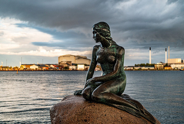 Uma das atrações mais famosas da Dinamarca é a escultura da Pequena Sereia, em Copenhague. 