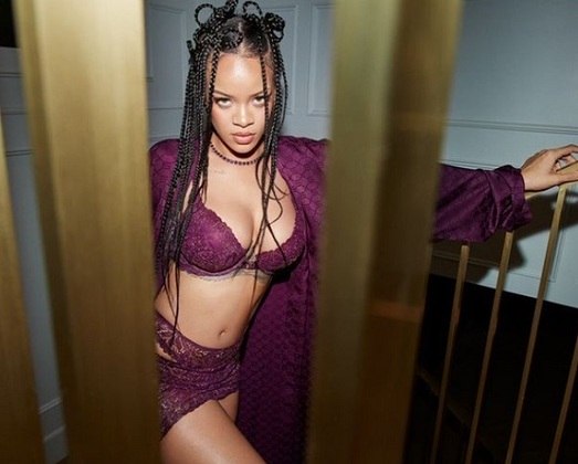 Uma das cantoras mais influentes do mundo, Rihanna esbanja talento e beleza em seus ensaios. Pensando nisso, juntamos 20 fotos e fatos sobre ela que explicam seu grande sucesso.