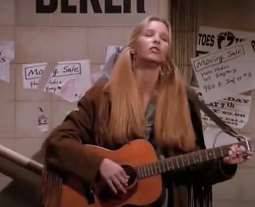 Uma das características da personagem Phoebe era tocar violão e cantar músicas estranhas e desafinadas. Porém, a atriz Lisa Kudrow admitiu que odiava tocar o instrumento. 