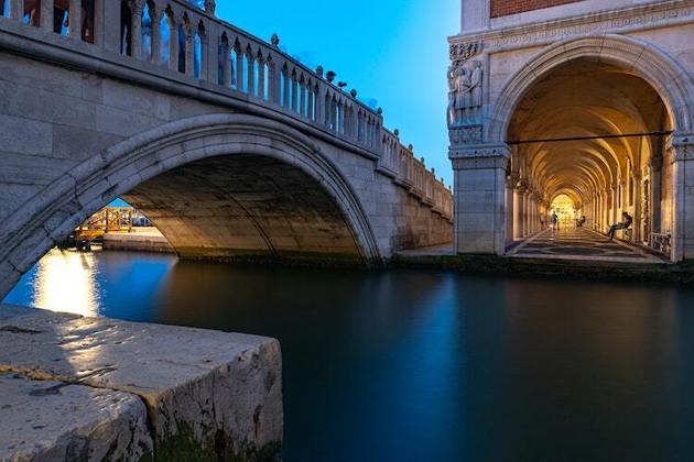 Uma das cidades mais visitadas do mundo, a cidade de Veneza está situada em uma lagoa no Mar Adriático e é composta por 118 pequenas ilhas que são ligadas por pontes e canais. 