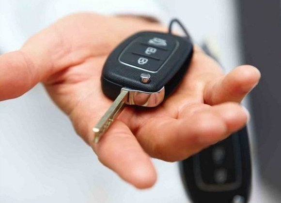 Uma das maneiras de um ladrão roubar seu carro ou furtar itens no interior é pegando a sua chave. Deixa ela sempre perto de você, na carteira ou em um bolso de segurança. 