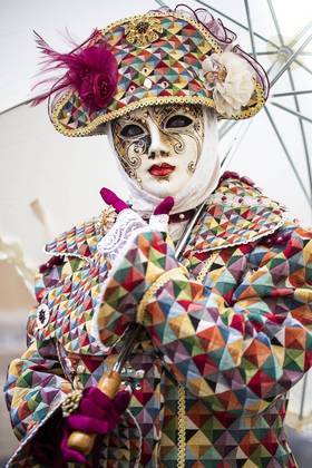 Uma das máscaras  mais populares de Veneza faz referência à Arlecchino, visto como um palhaço por seu jeito dançante de caminhar. 