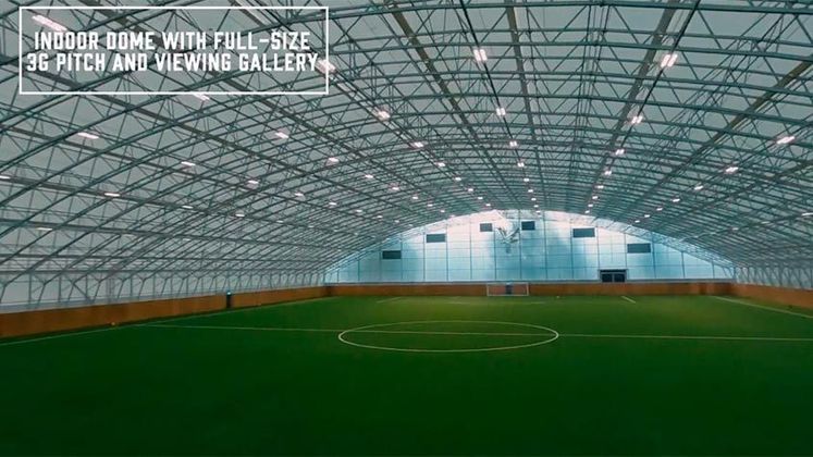 Uma das principais 'atrações' do CT é o campo indoor, algo comum nos clubes grandes da Inglaterra