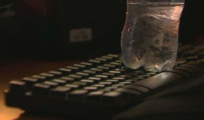 Uma das táticas usadas pelos médicos para fingir que estava trabalhando era usar uma garrafa de água sobre o teclado do computador para se ausentar do trabalho. Com isso, o computador permanecia ligado 