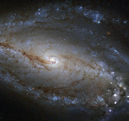 Uma de suas grandes contribuições para a astronomia foi demonstrar a movimentação das galáxias. Elas estão sempre se afastando uma das outra, conforme o estudo de Hubble. 