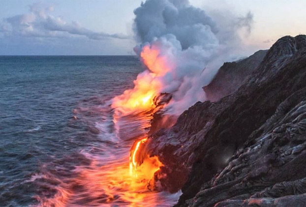 Uma erupção vulcânica em 2018, que destruiu mais de 700 casas, provocou um fenômeno inusitado: a lava flui para encontrar o oceano, então lava esfria rapidamente e explode ou se fragmenta em pedaços de cinza. Isso cria uma imagem aterradora.  
