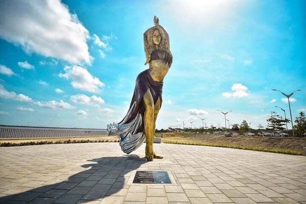 Uma estátua de bronze de 5 toneladas e 6,5 metros de altura da cantora Shakira foi inaugurada na cidade de Barranquilla, na Colômbia, onde a artista nasceu.