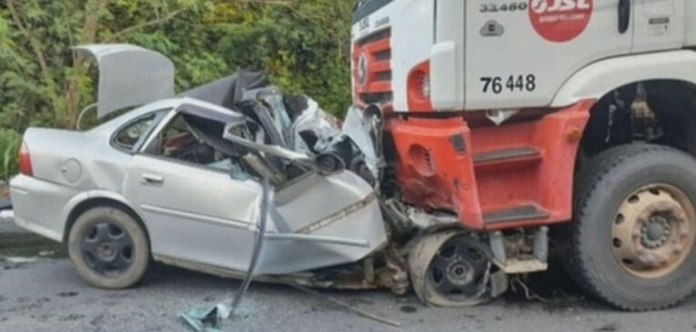 Uma família inteira morreu num acidente no km 119 da BR-101, em Sooretama, no norte do Espírito Santo. 