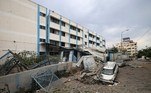 Uma foto tirada em 9 de outubro mostra os danos do lado de fora de uma escola administrada pela Agência das Nações Unidas de Assistência e Obras aos Refugiados da Palestina (UNRWA).