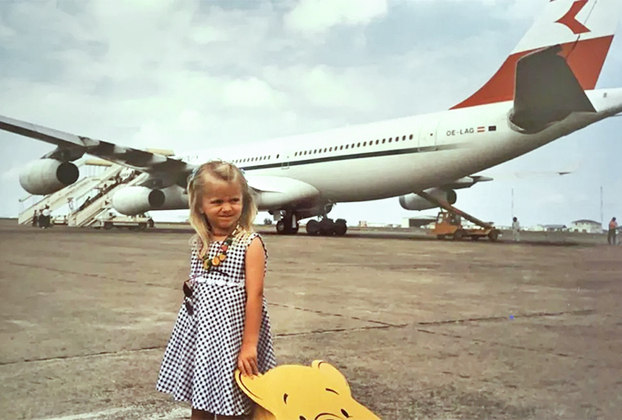 Uma fotografia da infância de Gloria, tirada em 1999, nas Maldivas, representa bem seu amor pela aviação.