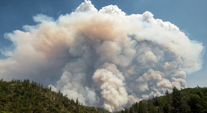 Uma grande nuvem de Pirocúmulo acima de um incêndio na Califórnia em 2018