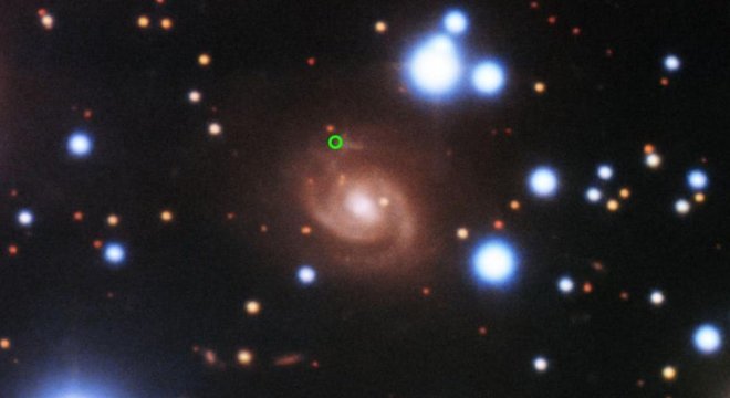 Uma imagem de uma rápida explosão de rádio (em verde), registrada pelo telescópio Gemini North no Havaí