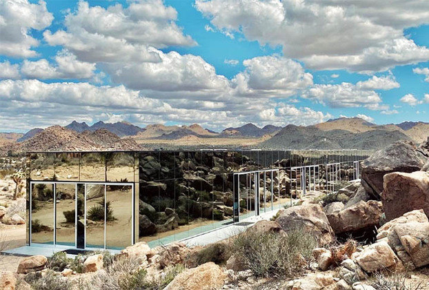 Uma mansão espelhada foi construída no deserto, nos Estados Unidos, e fica camuflada na paisagem, quase invisível.  