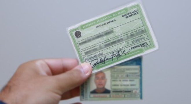 Eleitores deverão apresentar seus documentos à distância e usar álcool em gel 