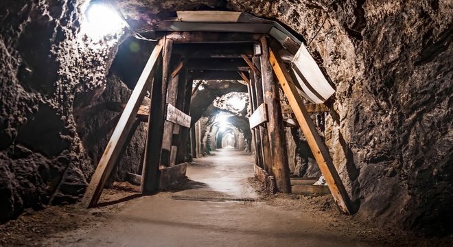 A mina mais profunda do mundo tem 4 km de profundidade. Os diamantes descobertos pelos geólogos estão a 160km abaixo da Terra