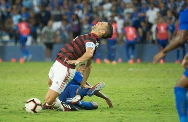 Uma passagem difícil de Diego pelo Flamengo foi com a lesão sofrida em julho de 2019, que colocou a temporada do meia em risco. Contudo, o camisa 10 conseguiu recuperar-se a tempo de participar da reta final.