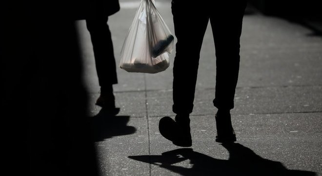Uma pessoa carrega uma sacola de plástico em Nova York no dia 15 de janeiro de 2019