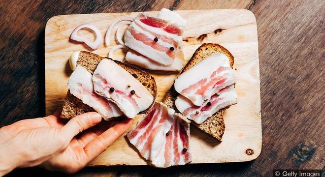 Uma porção de 85g de gordura de bacon tem cerca de 30g de gordura saturada, o limite diário recomendado para os homens