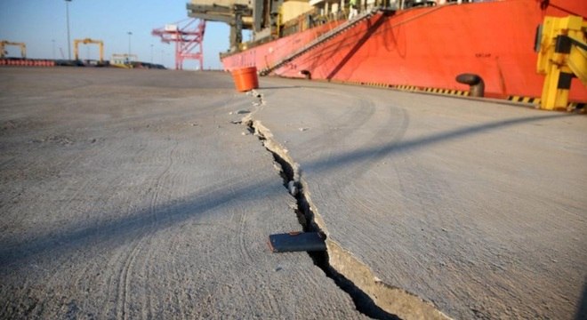 Uma rachadura no píer de Pohang revela força do terremoto de novembro de 2017, que feriu mais de 100 pessoas