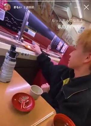Uma rede de restaurantes decidiu processar um jovem, após um vídeo em que ele aparece lambendo um frasco de molho shoyu e tocando nos sushis com os dedos molhados de saliva viralizar.