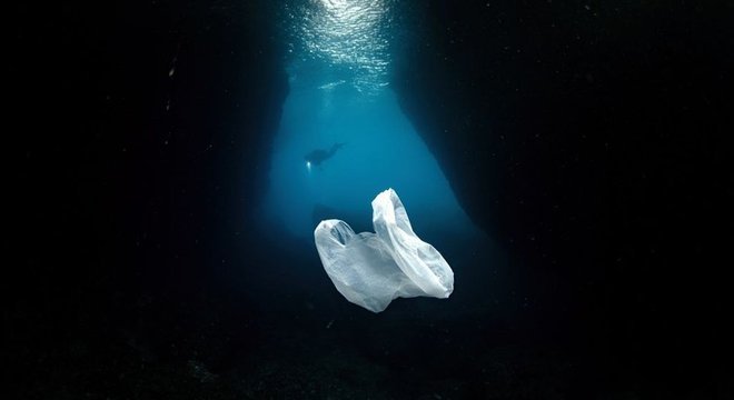 Uma quantidade considerável de plástico foi encontrada no oceano nas décadas recentes