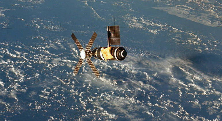 O Skylab 2, que possui um único painel solar e um escudo solar tipo guarda-sol, preparado para substituir o escudo micrometeoroide, foi colocado em órbita em 22 de junho de 1973, após o lançamento do Skylab 1 dar errado