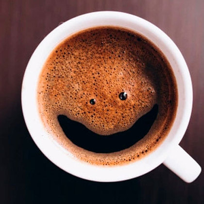 Uma xícara de café forte sem açúcar ajuda no combate à dor de cabeça. Entretanto, é importante se atentar à tolerância da pessoa para cafeína. Indicação do site 